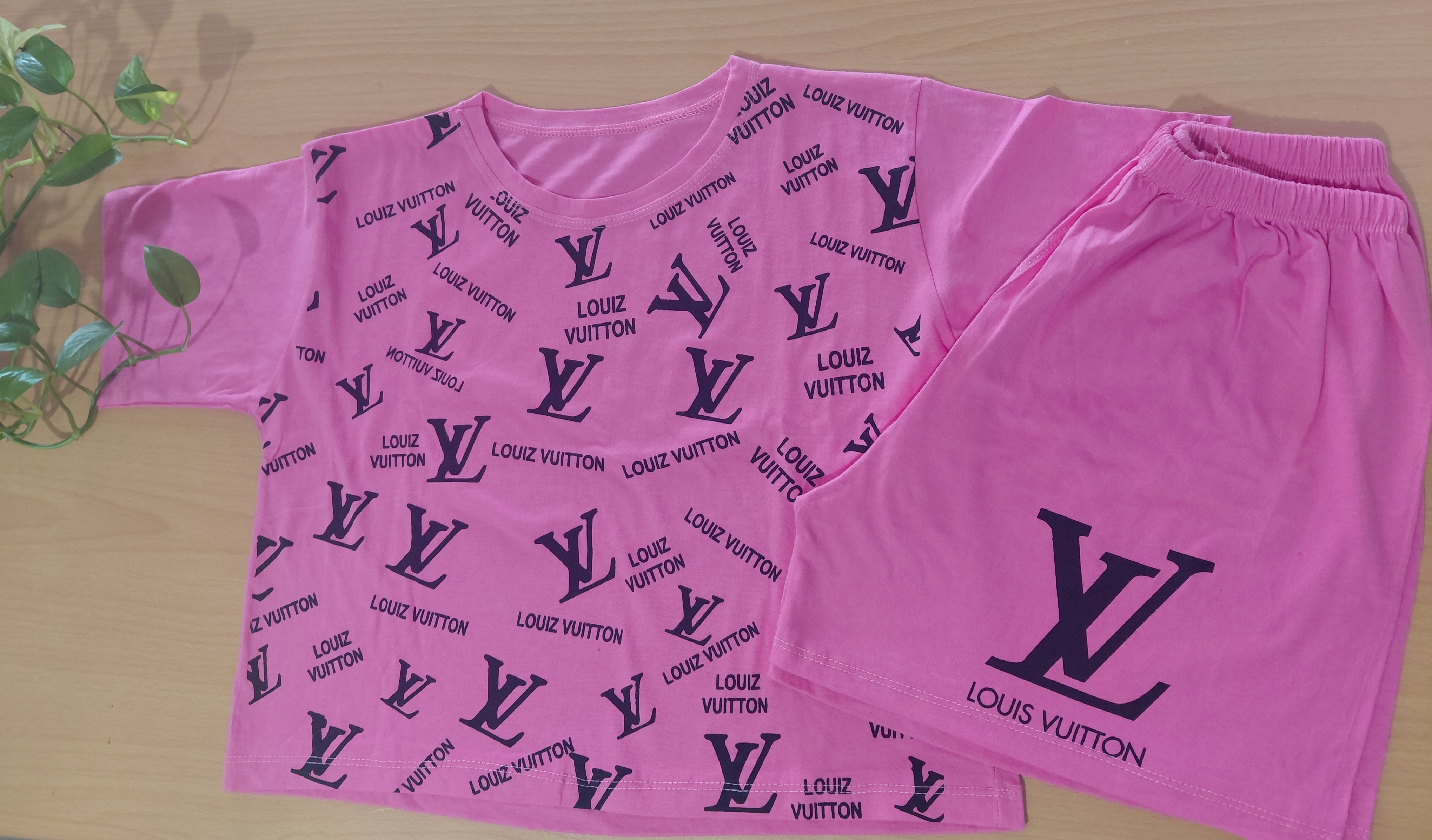 کراپ شورتک طرح Louiz vuitton جنس نخ وپنبه اعلا